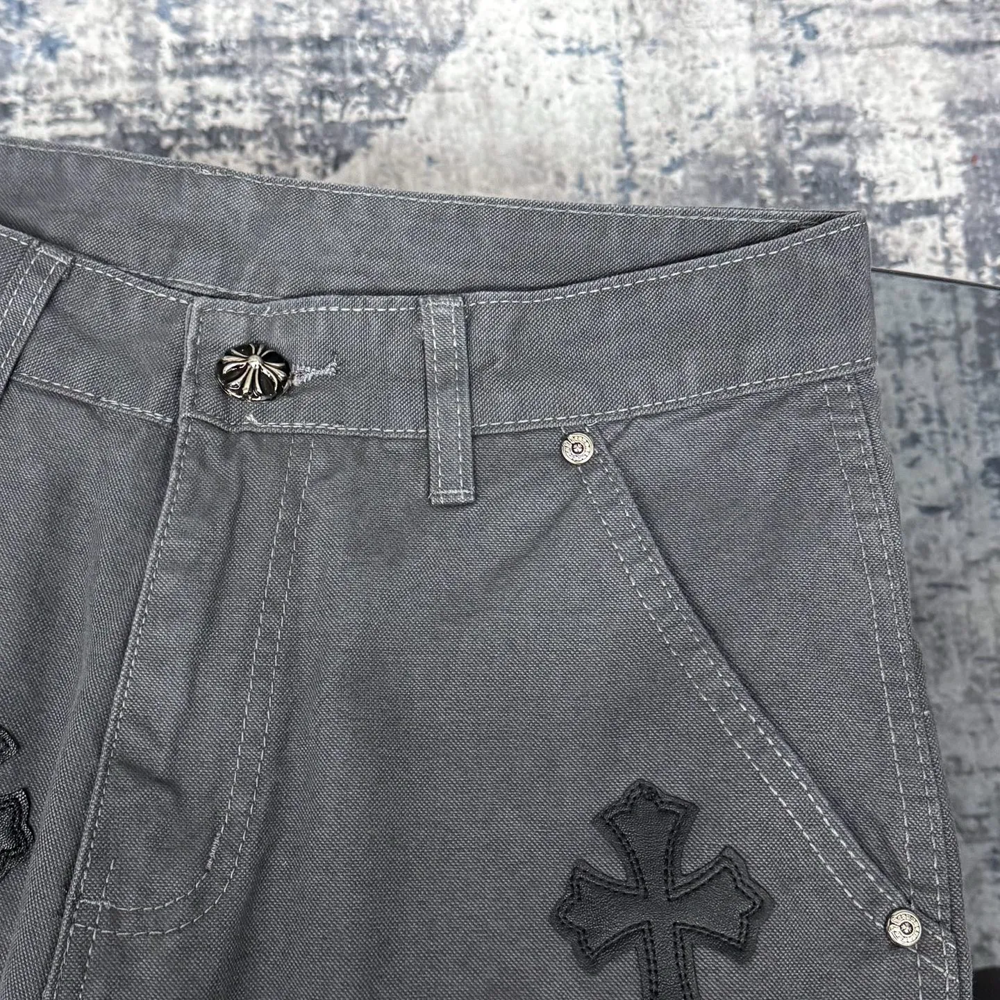 P280 Chrome hearts Cross patch leather jeans workwear logging pants Chrome hearts logging pants are here! ! ! CH Croix Heart Double Knee Cross Patch Leather Bo1 Style Logging Pants Straight-leg Work Pants B136 Croix Heart Cross Sanskrit Overalls Price 34W Level, patchwork cross pattern embellishment, high-waisted washed jeans! ! Absolutely high-end luxury products, 1.9W level god-level single products, super popular products, made by top heavy industry, not to be missed. About Zangyin, this is an extremely luxurious fashion brand, which can also be called the nobles of the high street. It has always been an exclusive brand of some hipsters or rich second generation. Compared with ordinary high streets, it is more luxurious and noble. Compared with luxury brands, it has a more fashionable personality and has always been a brand that I have a special liking for. Imported yarn is custom-woven into a high-density twill canvas, which ensures a crisp silhouette while also making the fabric feel very delicate. It follows the B01 classic silhouette, with a crisp and stylish upper body. The ready-made garments are stone-ground and fermented and can be matched with any style. Buttons and zinc are washed with genuine YKK retro metal products. Double-layered canvas on the front. Perfect details. All hardware is perfect. Size: s-XXL Color: Gray